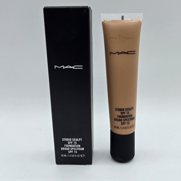 MAC Studio Sculpt Broad Spectrum SPF 15 Foundation NW40 - Picture 5 of 13